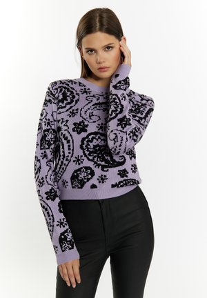Pulover tricotat violet, cu un model paisley negru, guler rotund și mâneci lungi, asortat cu pantaloni negri ajustați.