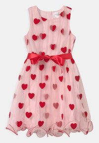 Różowa sukienka z czerwonymi filcowymi wzorami w kształcie serc, bez rękawów, z czerwonym satynowym paskiem w talii. Posiada falbaniasty dół.