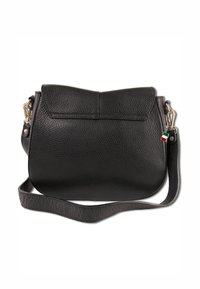 Zwarte leren crossbody tas met een gestructureerd oppervlak, een flapsluiting en een afneembare schouderband. Kenmerkt zich door een klein accent van de Italiaanse vlag.