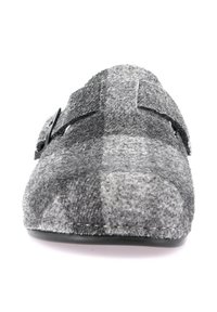 Ciabatta in felt grigio con design piatto, cinturino regolabile nero e superficie texture. Punta arrotondata con suola resistente.