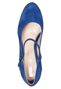 Chaussure en daim bleu à bout rond, dotée d'une bride style Mary Jane et d'un intérieur en cuir lisse. Des coutures décoratives soulignent le design.