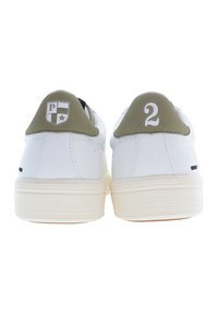 Sneakers bianchi con tomaia in pelle liscia, dettagli in suede verde nel tallone, dotati di un patch con logo e del numero "2" in bianco. Suola con texture.