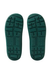Suela de zapatos de goma verde con patrones de textura para una buena adherencia. Presenta nodos rectangulares y cuadrados para mayor tracción, con la marca visible.