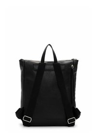 Mochila de cuero negro con dos correas de tela ajustables, un asa superior y un bolsillo lateral con cremallera. Textura suave con acentos de hardware mínimos.