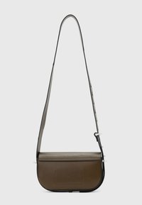 Ruskea nahkainen olkalaukku, jossa on läppäkiinnitys, kontrastina musta hihna ja minimalistiinen muotoilu. Sujuva pinta, ei näkyviä kuvioita.