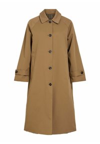 Long trench-coat beige avec cinq boutons noirs sur le devant, poches latérales et détails de sangles boutonnées aux manches.