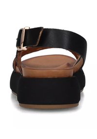 Sandal nero dal design elegante, con una fascia larga, un'accentuata fibbia e una soletta marrone. La suola è texturizzata per garantire aderenza.