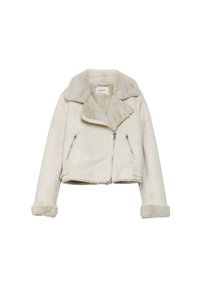 Krémový kožich z umělé kožešiny s klopovým límcem, předním zipem a dvěma zipovými kapsami po stranách. Vyznačuje se krátkým střihem a hebkou texturou.