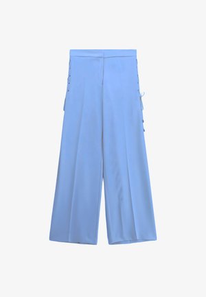 Pantaloni ampia gamba azzurri chiaro con dettaglio con lacci sui lati e vita alta, mostrati distesi su uno sfondo bianco.