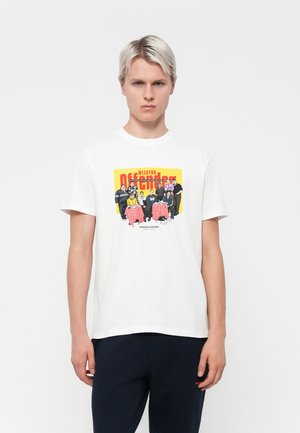 Witte katoenen T-shirt met een kleurrijke grafische print van mensen en rode geruite tafelkleeden, ronde halslijn en korte mouwen.