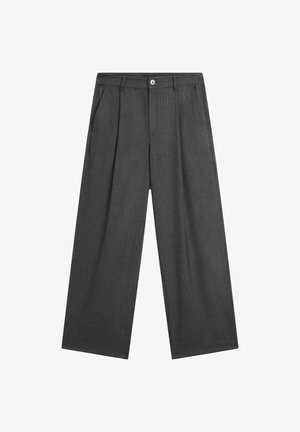 Pantaloni a gamba larga in tessuto grigio scuro con motivo a righe, dotati di chiusura con bottone e due tasche laterali. Texture liscia.