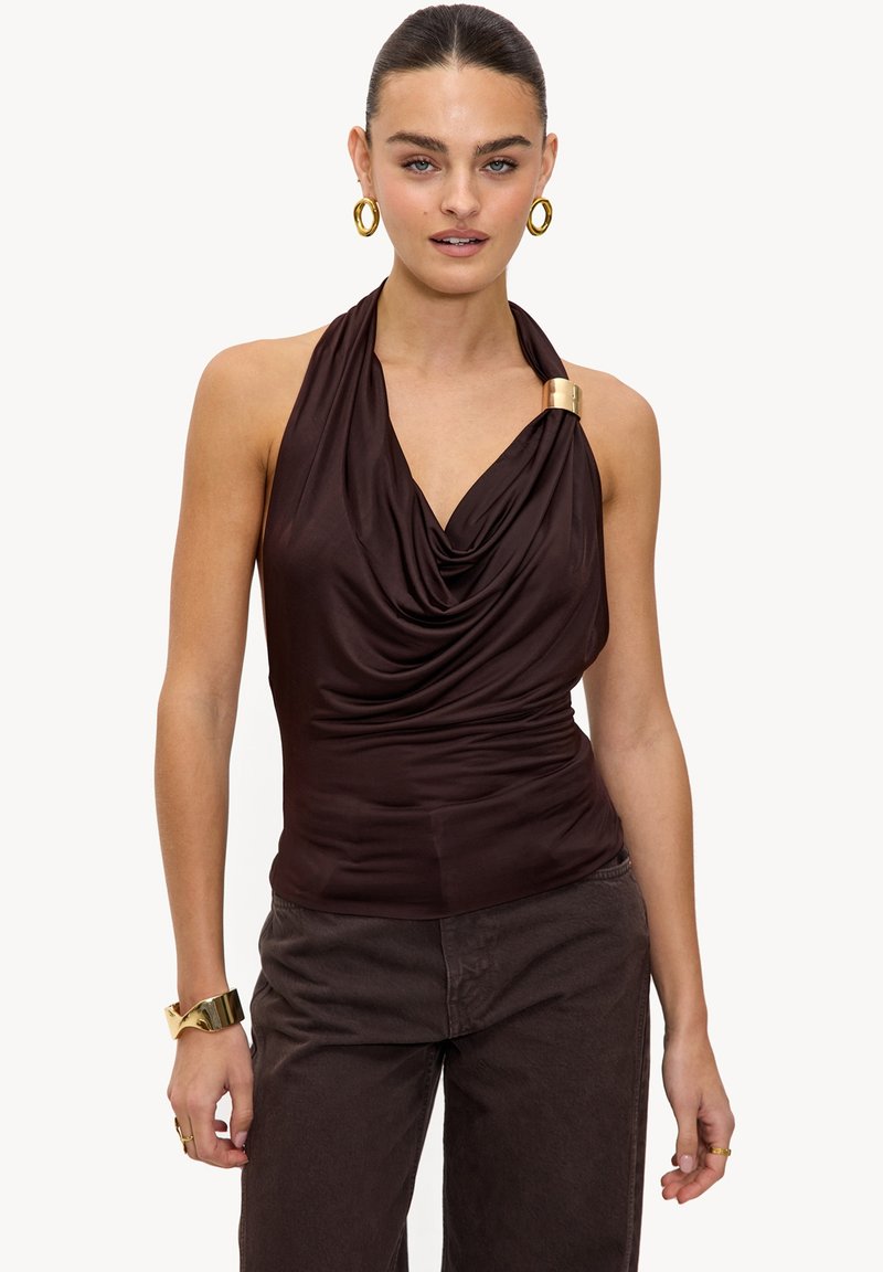 Haut dos nu marron avec tissu drapé, orné d'un accent doré au niveau de l'encolure. Texture douce, coupe ajustée et style sans manches.