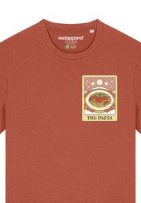 Klei-kleurig T-shirt van katoen met een ronde hals, voorzien van een vierkante grafiek van pasta met rode saus en groene garnering.