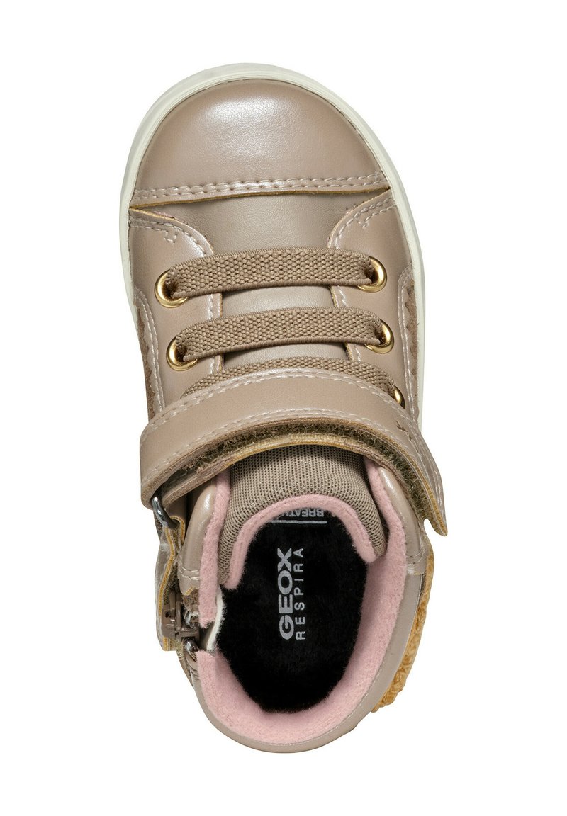 Scarpa di pelle beige con occhielli dorati, lacci sintetici e cinturino in Velcro. L'interno presenta una fodera nera e rosa. Suola in gomma.