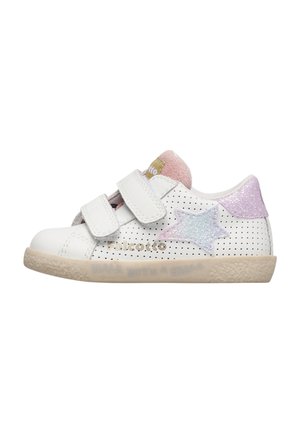 Scarpa da ginnastica bianca per bambino piccolo con tallone rosa glitterato, stella blu pastello e rosa glitterata, lati perforati e due strap bianchi con chiusura a strappo.