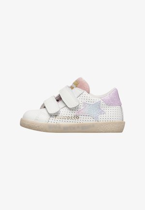 Zapatilla blanca para niño pequeño con talón de purpurina rosa, estrella de purpurina azul pastel y rosa, laterales perforados y dos correas blancas de velcro.