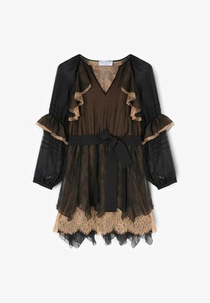 Abito nero in pizzo con maniche lunghe, scollo a V, dettagli arricciati e vita sagomata. Sovrapposizione trasparente con orlo smerlato e texture stratificata.