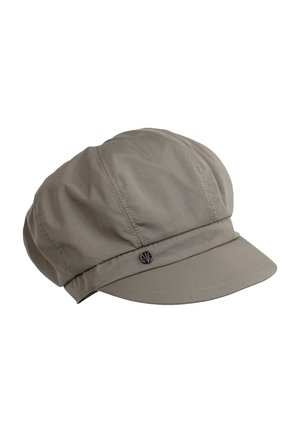 Cappello di tessuto grigio chiaro con una parte superiore rotonda e strutturata, una visiera corta e un accento decorativo in metallo sul lato. Texture liscia.