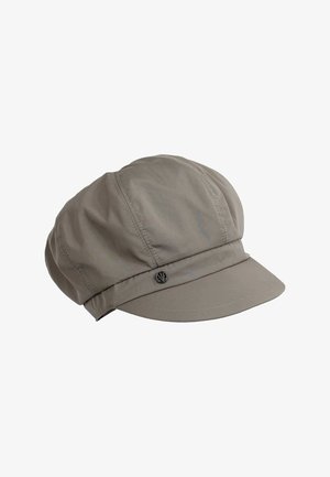 Cappello di tessuto grigio chiaro con una parte superiore rotonda e strutturata, una visiera corta e un accento decorativo in metallo sul lato. Texture liscia.