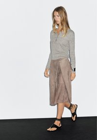 Massimo Dutti WRAP MIDI - Leather skirt - mottled brown