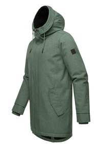 Zelená parka s kapucňou vyrobená z textúrovanej látky; má kožušinu podšívku kapucne, predný zips a postranné vrecká pre praktickosť.