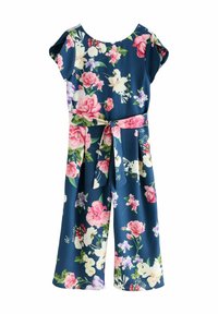 Completo floreale con maniche corti, fondo blu navy, caratterizzato da fiori rosa e bianchi, vita arricciata con cintura coordinata, pantaloni a gamba larga e fluidi.