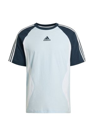Camiseta deportiva Adidas azul claro con mangas raglán azul oscuro y franjas blancas a lo largo de los hombros y mangas, logotipo de Adidas centrado en el pecho.