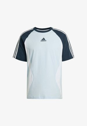Camiseta deportiva Adidas azul claro con mangas raglán azul oscuro y franjas blancas a lo largo de los hombros y mangas, logotipo de Adidas centrado en el pecho.