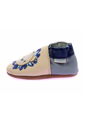 Chaussure en cuir pour enfants, beige avec un motif floral brodé bleu, semelle souple, cheville élastique pour un enfilage facile et un accent bleu à l'arrière.