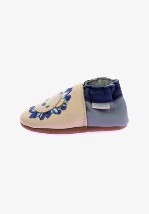Chaussure en cuir pour enfants, beige avec un motif floral brodé bleu, semelle souple, cheville élastique pour un enfilage facile et un accent bleu à l'arrière.