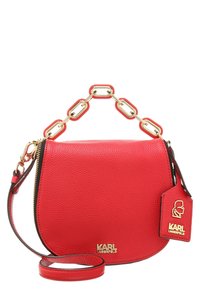 Röd läder tvärgående väska med rundad form, guld kedjeaxelrem och ett avtagbart tag med en logotyp. Texturerad yta och dragkedjestängning.