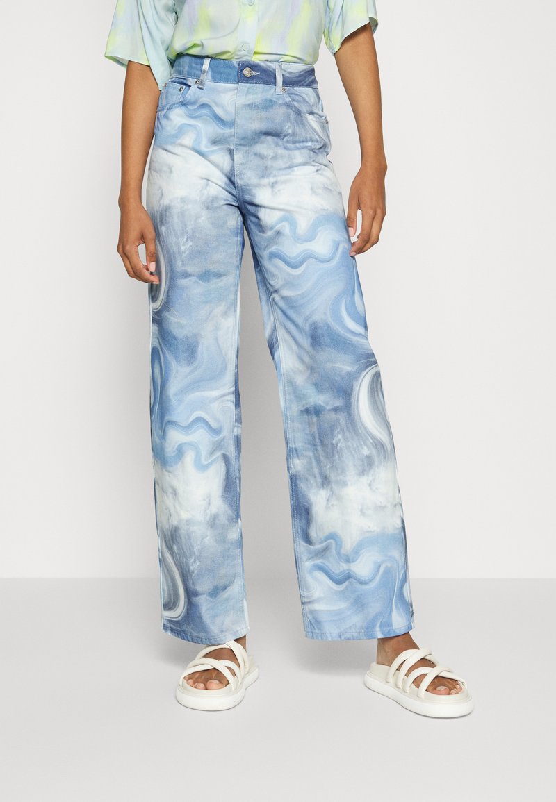 Damen Skinny | NA-KD SWIRL PATTERN Jeans Straight Leg blue/blau - VH29693 Damen Skinny | NA-KD SWIRL PATTERN Jeans Straight Leg blue/blau - VH29693