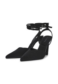 Scarpe con tacco alto nere a punta con tacco a blocco e cinturini alla caviglia con fibbie argentate, esposte su uno sfondo bianco.