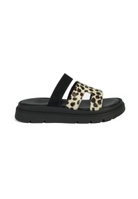 Zwarte en luipaardafdruk slide sandalen met twee verstelbare banden, een gestructureerde zool en een chunky platformontwerp.