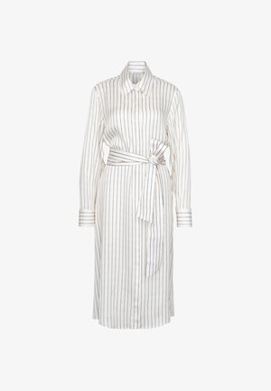 Weißes langärmliges Midikleid im Hemdstil mit vertikalen schwarzen Streifen, spitzem Kragen, Knopfleiste vorne und Taillenbindegürtel.