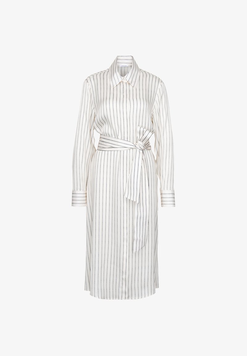 Robe-chemise midi blanche à manches longues avec des rayures noires verticales, col pointu, boutonnage à l'avant et ceinture nouée à la taille.