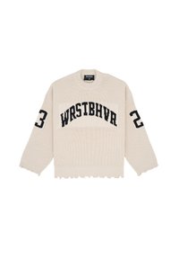 Cremfarbener Strickpullover mit strukturiertem Rippenmuster, der auf den Ärmeln schwarze Blockbuchstaben mit der Aufschrift "WRSTBHV" sowie die Zahlen "23" und "2" zeigt.