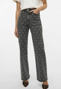 Hoge taille, rechte pijpen jeans in grijs denim met een subtiel hartpatroon. De stof heeft een gestructureerde uitstraling met zichtbare stiksels.