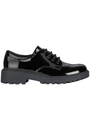 Scarpe oxford in vernice nera con punta rotonda, chiusura con lacci e suola in gomma spessa con un motivo di battistrada testurizzato.