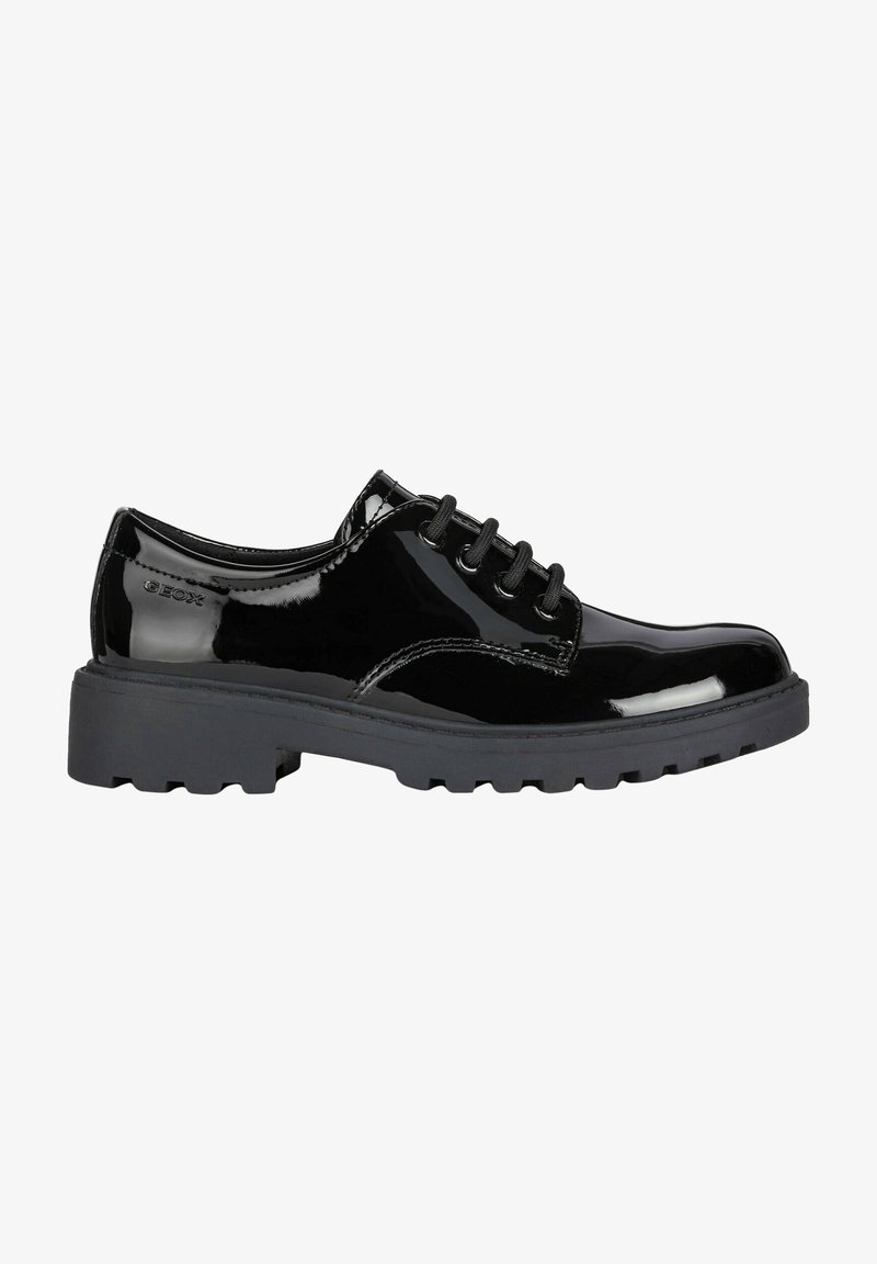 Scarpe oxford in vernice nera con punta rotonda, chiusura con lacci e suola in gomma spessa con un motivo di battistrada testurizzato.