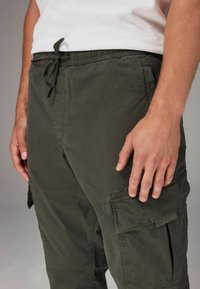 Next STRETCH UTILITY REGULAR TAPERED - Kareiviško stiliaus kelnės - dark green