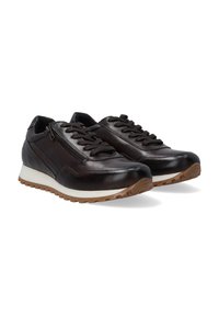 Braune Leder-Sneaker mit glatter Oberfläche, die ein Schnürdesign und einen seitlichen Reißverschluss aufweisen. Weiße Zwischensohle und strukturierte braune Gummisohle.