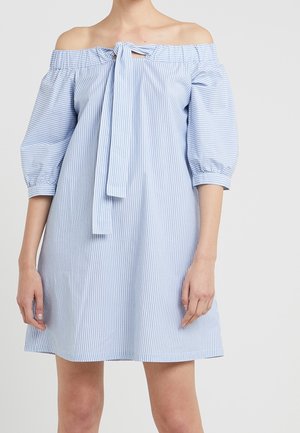 Robe bleu clair à épaules dénudées avec un détail à nouer, dotée de courtes manches bouffantes et de rayures blanches verticales. Tissu en coton avec une coupe décontractée.