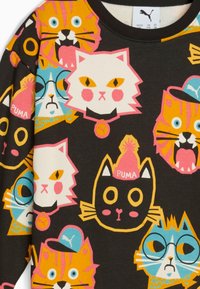 Sudadera negra con un patrón colorido de gatos que presenta diversas caras de gato. Los materiales parecen suaves, con estampados gráficos distintivos en rosa, naranja y azul.