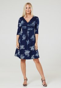 Chelsea Clark FLARED MATERNITY 3/4 SLEEVES - Džersejové šaty - white dark blue
