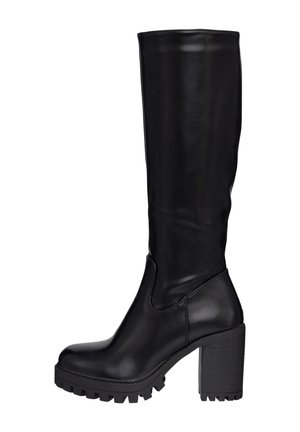 Schwarze Lederstiefel bis zum Knie mit klobigem texturiertem Absatz, runder Spitze und glatter Oberfläche; verfügt über ein seitliches Ausschnitt-Detail für zusätzlichen Stil.