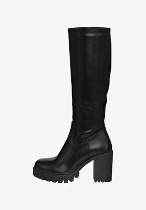 Botas negras hasta la rodilla hechas de cuero liso, con tacón de bloque y suela de goma gruesa con detalles texturizados, diseñadas para la durabilidad.