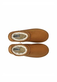 Braune Wildleder-Slipper mit einem weichen, weißen Kunstfellfutter und einer abgerundeten Zehenpartie. Etikett innen sichtbar. Schlichte Naht entlang der Kante.