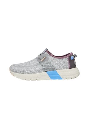 Basket de sport grise légère avec une tige en tricot, des accents violets et une rayure bleue sur une semelle blanche mouchetée. Système de lacets au style élégant.
