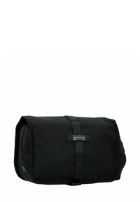 Sort rejsepunge lavet af slidstærkt nylon, med et foldbart design, et centralt bælte og et label med teksten "LAVET TIL DAGLIGE EVENTYR."